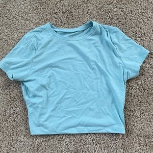 blue cropped tee